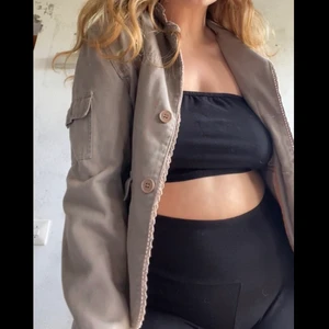 Beige jacka  - Jättesöt och skön sommarjacka som passar bra till många tillfälle. Är i vanliga fall m och den passar perfekt på mig