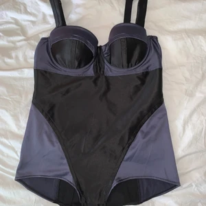 Body - En body från sonia rykiel för H&M, säljes i befintligt skick.