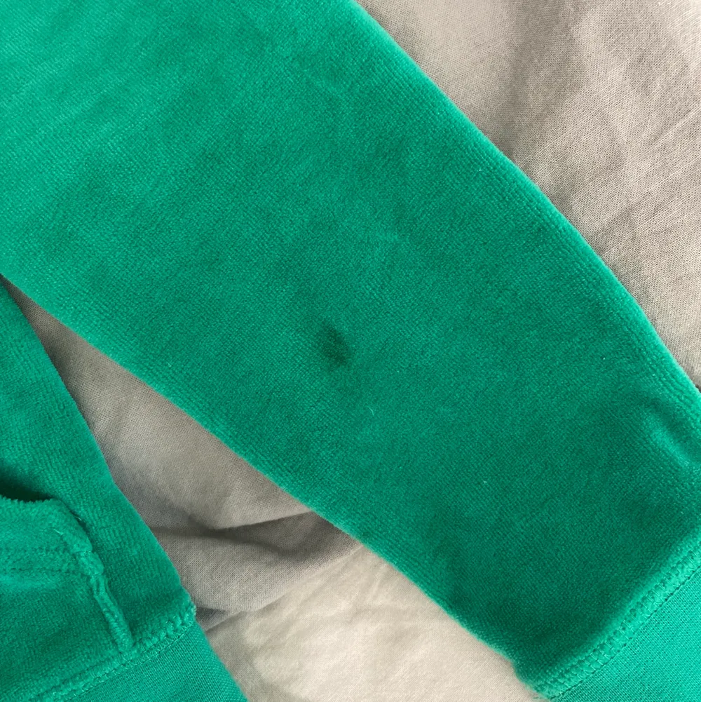 Trendig och snygg emeraldgrön Juicy Couture Ziphoodie i bra skick! Har dock två små fläckar på ena underarmen (bild 3) men ändå snygg och inget man tänker på enligt mig. Storlek XS men passar även S. Skriv för mer info!❤️. Tröjor & Koftor.