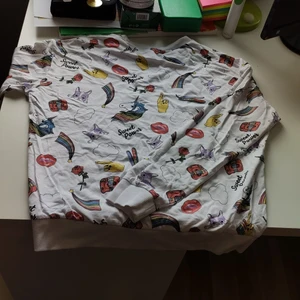 Tröja - Vet ej om det är en sweatshirt eller typ en vanlig tröja. Den har enhörning och en massa andra bilder. Är från H&M men tror inte det syns på lapen. Storlek M men passar mig och jag är xs-s