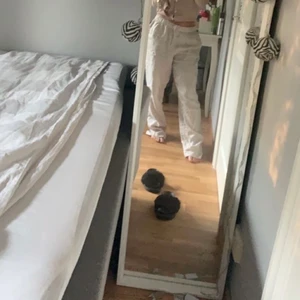 Beiga linnebyxor  - Säljer mina fina icke använda beiga linnebyxor från Hm Home. Säljer då jag har ett par exakt likadan till fast i en storlek mindre, därför är dessa helt i nyskick och aldrig använda! Frakt tillkommer.