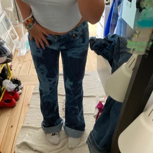 Coola vintage lowwaisted Levis jeans - Nu säljer jag mina super coola vintage Levis byxor. Jag köpte dom på secondhand, dom är använda 1 gång av mig men nu säljer jag dom. Jag är ungefär 165cm och byxorna är hyfsat långa på mig och därför är dom uppvikta på bilderna. Köpare står för frakt. Skriv för fler frågor/bilder💕💕 storlek: W32 L32. 