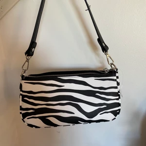 Gina tricot väska - Säljer min coola väska från gina tricot i zebra mönster ❤️ aldrig använd ❤️ köpt för 299kr