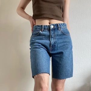 Zara jeansshorts  - Jeansshorts som jag har klippt själv av ett par zarajeans. Jag har storlek s och de sitter bra i midjan. Frakt tillkommer
