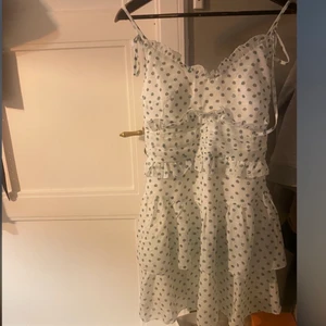  Volangklänning  - Prickig klänning som aldrig har kommit till användning, själva prislappen har fulligt av men bandet som det satt på är kvar. Sista bilden är lånad, hör av er vid frågor! Skriv bud till mig privat 