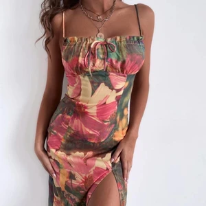 Jättefin klänning - Jättefin klänning säljes då den stilmässigt inte passade mig. Aldrig använd. 300kr + frakt 