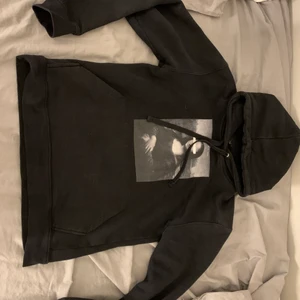 Hoodie från The cool elephant - säljer denna hoodien från The Cool Elephant. Mycket fint skick, skriv till mig för frågor eller intresse💞 köpt för 600kr