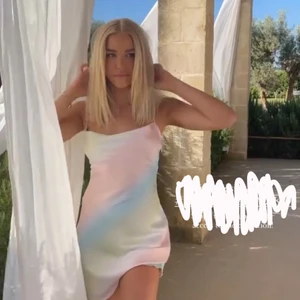 ”Regnbågsklänningen” från nakd x Moa Matsson  - Slutsålda regnbågsklänningen från Moa Matssons kollektion med NAKD. Storlek 38, nyskick. 350kr eller bud över