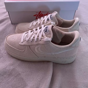 NIKE STUSSY AIR FORCE 1 - WTS! Size 40 sällsynt sko. Helt ny med kartong men även kvitto. Kan frakta på köparens bekostnad.