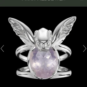 Maria Nilsdotter ring - Säljer denna maria nilsdotter ring och är också intresserad av att byta den mot samma ring fast i guld och inte silver, spelar ingen roll vilken färg det är på stenen! Ringen har blivit lite inbuktad då jag tappad den men inget som syns alls när man har på den💞