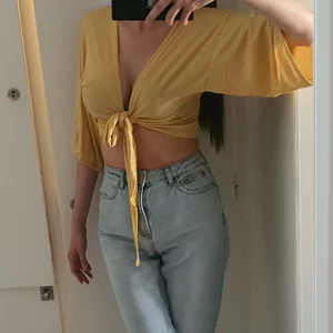 Pretty Little Thing Topp - Söt gul topp från Pretty Little Thing