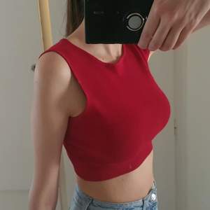 Röd crop top från Mango