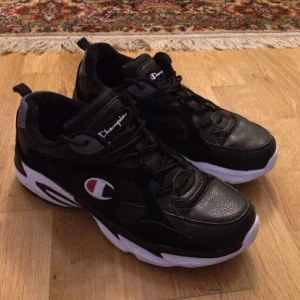 Champions skor - Sköna Champion skor. Använd ett fåtal gånger. Storlek: 40, Pris: 250kr (+frakt)  Finns i centrala Malmö. Kan skickas. 