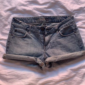 Korta jeans shorts Lexington stl S - Jätte fina jeansshorts från Lexington. Storlek S. Passar nog även XS. Nypris 1300 kr. 