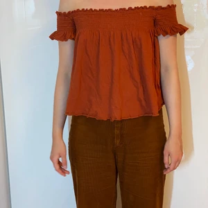 PULL&BEAR Off-shoulder top - Orange off-shoulder top från PULL&BEAR i storlek M. Sparsamt använd. 