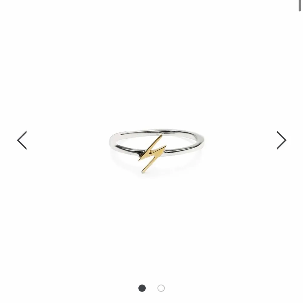 Snap ring flash silver från syster p, använd men i bra skick, den är i sterling silver och blixten är pläterad med 18k guld, skriv för fler bilder eller annat❤️❤️ kommer inte ihåg vilken storlek det är men har för mig 18mm??😬😬. Övrigt.