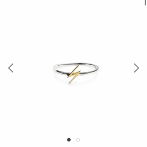 Ring  - Snap ring flash silver från syster p, använd men i bra skick, den är i sterling silver och blixten är pläterad med 18k guld, skriv för fler bilder eller annat❤️❤️ kommer inte ihåg vilken storlek det är men har för mig 18mm??😬😬