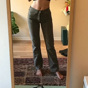 Bruna straight Levis jeans - Superfina bruna levis jeans (501or). De är straight leg och mid rise. Storlek 26 i midjan och 30 i längden, men ganska små i storleken så passar även en 24:a/25:a!💞