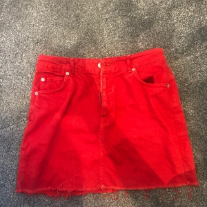 Röd jeanskjol - Röd jeanskjol från topshop❤️ (inte exakt samma som på sista bilden) storlek 38 ( mer en 36:a) 