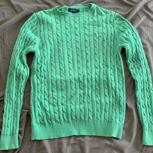 Skön gant tröja - Skön ganttröja, skick 9/10 använd bara ett fåtal gånger köptes för 1299, inga hål eller annat. Säljer för den är för liten. Köparen står för frakten (66kr).