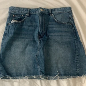 Jeanskjol  - Superfin mörkblå jeanskjol fråg Gina tricot som jag köpte förra sommaren har bara använt denna 1 gång så den är i superbra skick denna är i storlek L men passar superbra som S och M💞💞💞