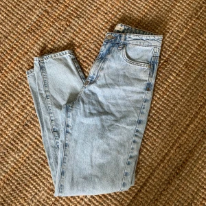 Mom jeans - Säjer ett par snygga och sparsamt använda jeans från Gina Tricot. Nypris 499 kr. Mitt pris 100 kr + frakt (samfraktar gärna). Stl 32💙