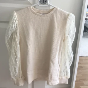 Zara ribbad tröja med spets på ärmarna stl 164 - Väldigt fin ribbad zara tröja, aldrig använd. Den är i nytt skick och strl 164 (stor i storleken)💕