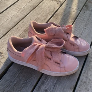 Puma Basket storlek 40 - Säljer nu mina näst intill helt oanvända puma basket skor som jag köpte för 999kr för några månader sedan då jag inte använt dom lika mycket som jag trodde. Mycket bekväma och jättefina. Du får också med silkessnörena om du hellre vill byta till dom.