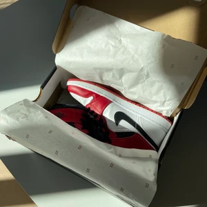 Jordan 1 mid chicago - Jordan 1 mid Chicago 2020. Storlek 45, u.s 11. Köpta i Aug 2020 från Size. Använda några gånger. Skick 8.5/10. Säljer för dem är lite förstora därför inte varit använda på några månader. Går ut med 2250 kr men priset kan vara förhandlingsbart.