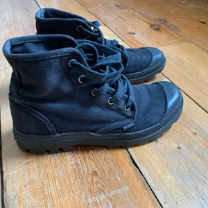 Palladium i svart - fräscht skick! - Ännu ett optimiskt köp från Sellpy, men även dessa för stora. Har 36 vanligtvis på ex Converse, men dessa är lite rymligare så de blir lite stora. Passar större 36:a eller 37. Oanvända av mig.
