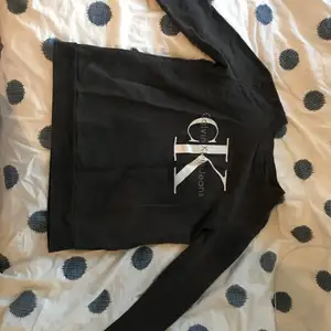 Calvin Klein sweatshirts i storlek XS. Knappt använd . Färg: mörkgrå