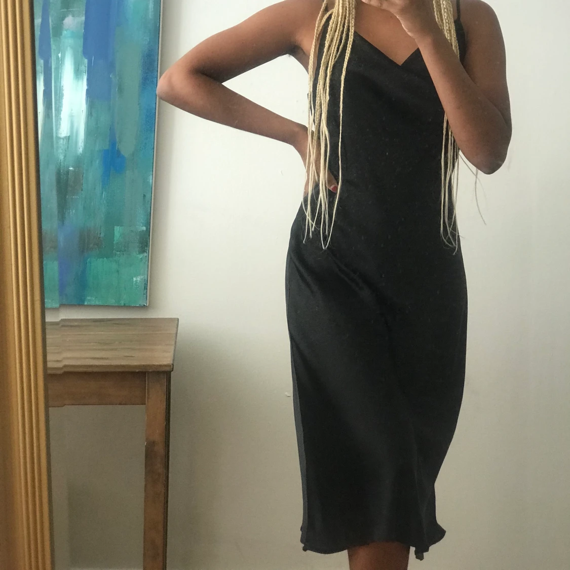 Svart sidenklänning