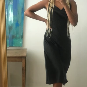 Svart sidenklänning - Superfin svart sidenklänning som köpte i Paris men aldrig använt :( vet inte när jag ska använda den därför säljer jag den. Passar nog M eller mindre beroende på vilken passform en vill ha :)