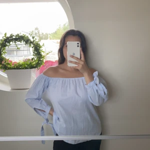 Ljus blå tröja  - Offshoulder, knytning vid ärmarna, randig men syns typ inte, jag köpte den på en marknad utomlands så vet inte vad det är för märke 
