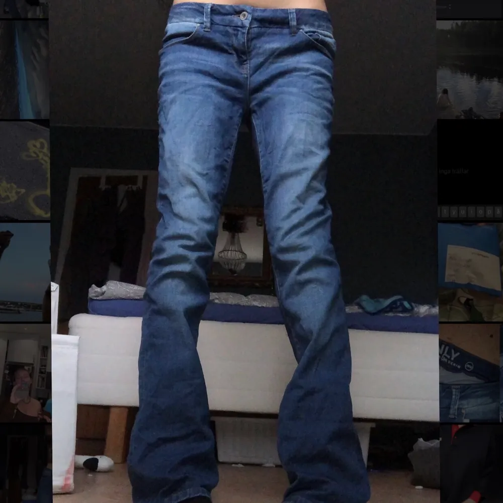 Super fina blå y2k lådmidjade jeans som tyvärr inte kommer till användning pga för stor i storleken. Superbra skick i storlek 29/32 och långa i benen på mig som är 1.70cm. Frakt tillkommer annars möts jag upp i Stockholm<3. Jeans & Byxor.