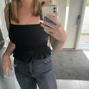 Topp - Super söt sommar topp med volang ner till