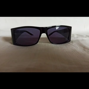 LBVYR solglasögon - Speciella solglasögon, sparsamt använda.