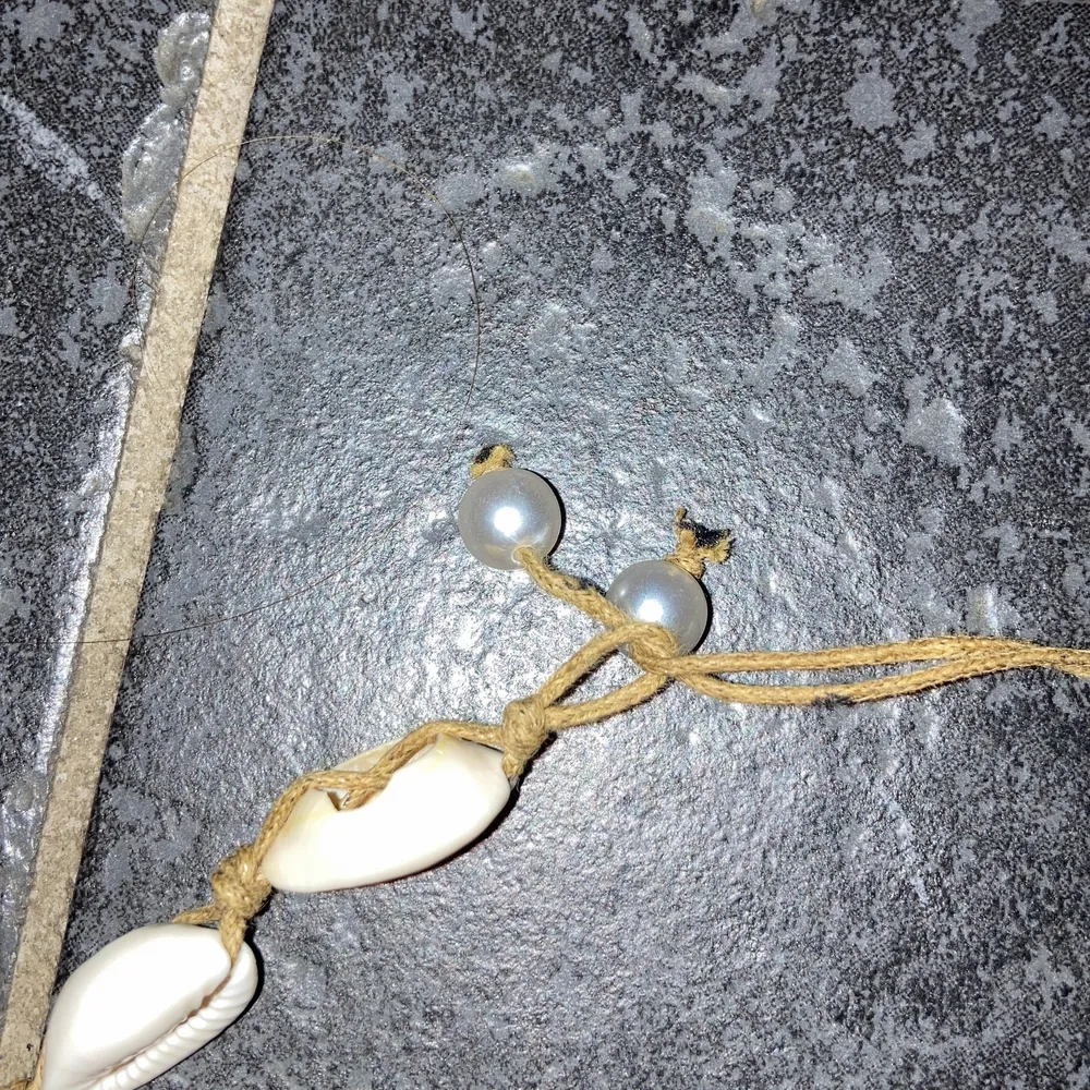 Säljer ett snäckhalsband som är fint dock så är det lite svårt att få i pärlorna i öglan så att man kan använda det.. Accessoarer.