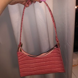 Väska - Supersöt väska från Shein, knappt använd. 100 kr ink frakt😍