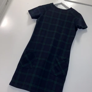 Tartan / Plaid Klänning - Klänningen är från New Look i UK size 8. Det motsvarar str 36. Jätte söt mönstrad klänning med fickor! Gör ont att den inte passar längre. 132 kr = 2 ciggpaket + frakt = 191 kr
