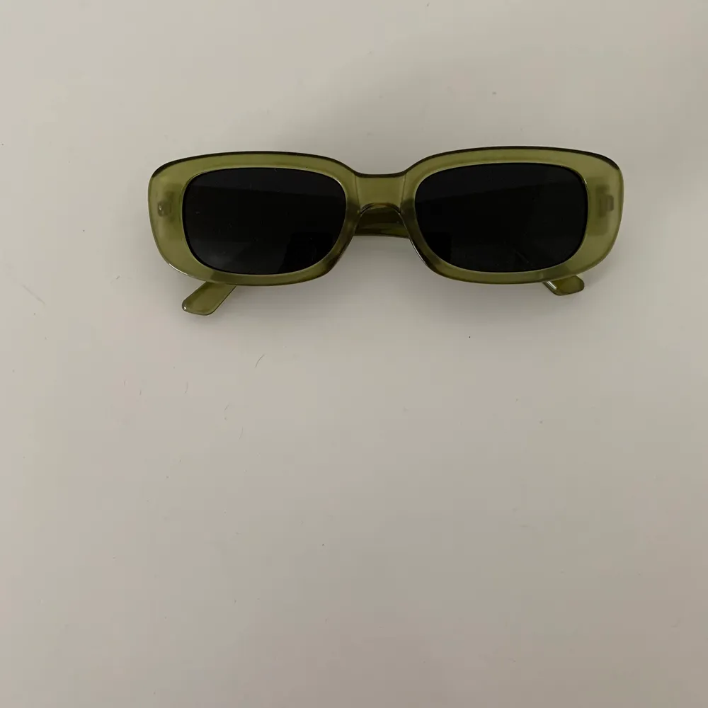 Hej! Säljer dessa super fina solglasögon i den trendiga raka modellen, super bra skick! ❤️. Accessoarer.