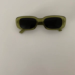 Gröna raka solglasögon  - Hej! Säljer dessa super fina solglasögon i den trendiga raka modellen, super bra skick! ❤️