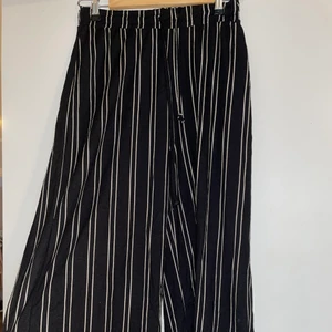 Byxor från Gina tricot - Randiga byxor från Gina tricot. Modellen på byxorna är en aning kortare. Storlek s