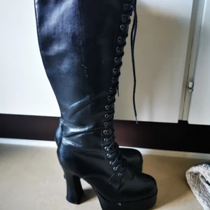 Boots - Supersnygga boots som behöver kärlek och omvård. Har ingen aning om vad det är för märke. Är använda så har sina små märken (se bla. Sista bilden, och kan självklart skicka fler bilder) men tror dom kan bli riktigt snygga igen med lite kärlek. 