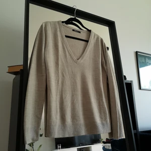 Stickad tröja från GinaTricot i storlek M - Fint stickad tröja från GinaTricot i storlek M. Superfin kvalitet och sparsamt använd!