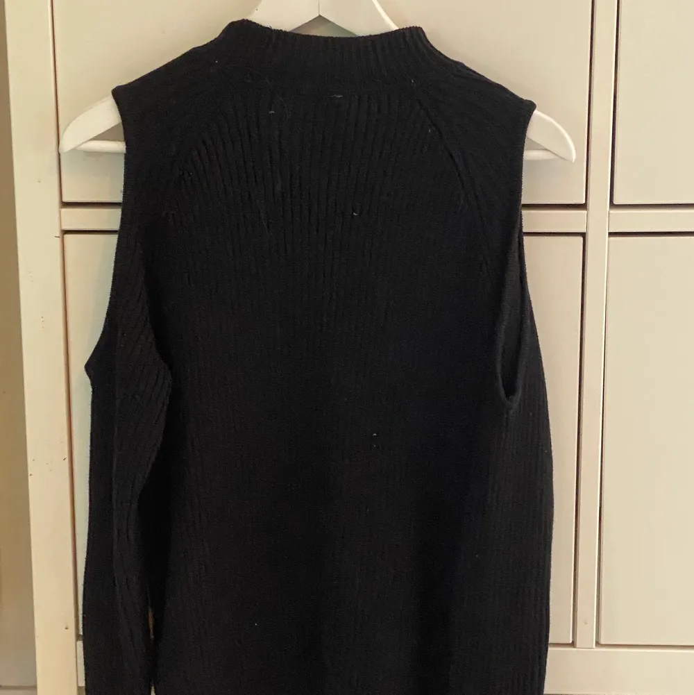 En jättefin svart ribbstickad tröja!💕 Den passar till både vardag och fest, storlek S. . Tröjor & Koftor.