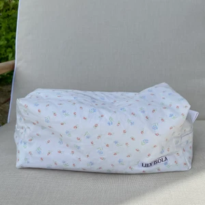 Necessär - VIOLA bag i travel size 💜 större necessär som rymmer alla dina favoriter från locktång och schampoo till hudvårdsprodukter och smink 🥰 kika in min instagram @lily_isola