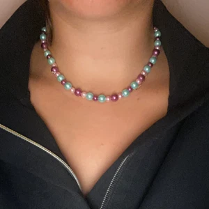 Färgglatt pärlhalsband  - Egengjort pärlhalsband i härliga färger. Finns endast ett exemplar så först till kvarn. Priset för detta är 30kr + 12kr frakt🌺 Skicka dm vid frågor!