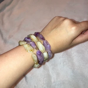 Coola armband  - Säljer dessa coola armband i färgerna lila och beige. Dom sälja endast tillsammans💜