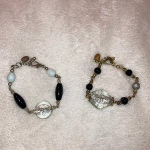 2 gulliga armband  - Säljer dessa 2 gulliga armband. Dom kan säljas för 10 kr/st eller 15 kr för båda🍓🫐🍍